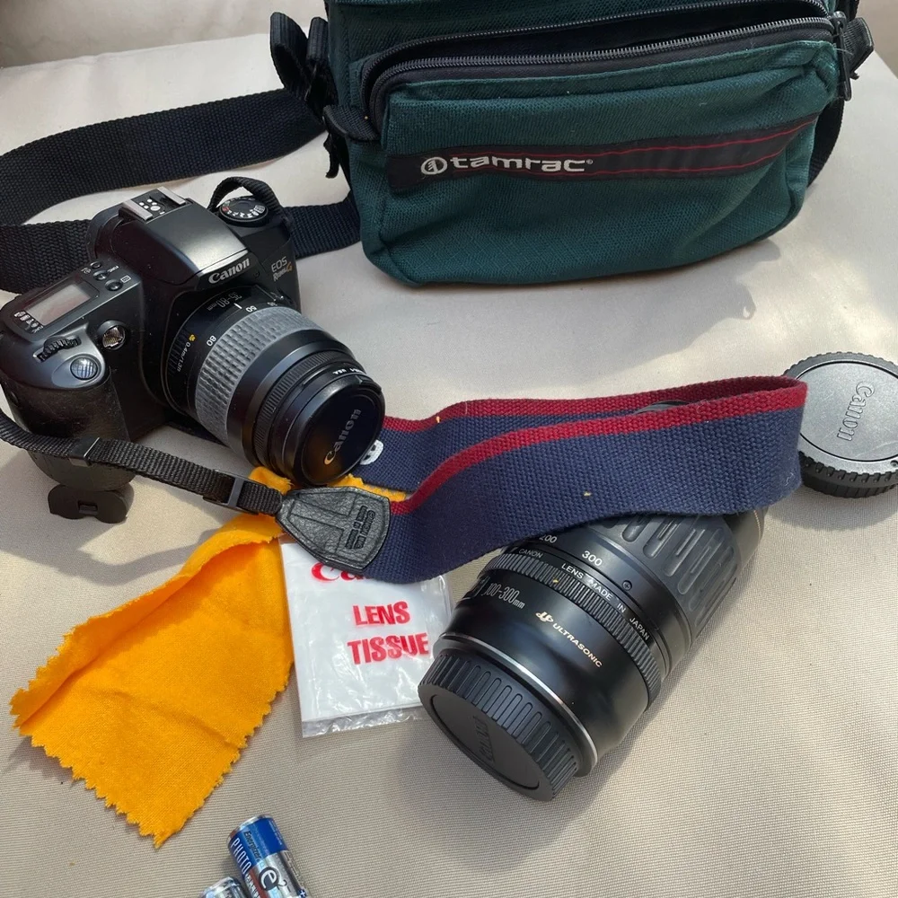 Canon Eos rebel filmed camera with 2 lenses and bag